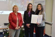 Uczestnik pozuje z dyplomem, obok pani z MSZ i dyrektor KSAP