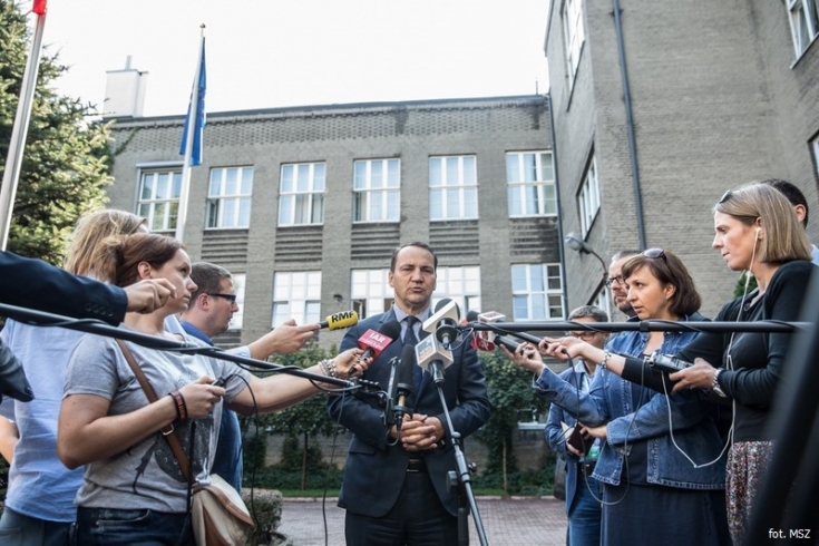 fot. MSZ Minister Spraw Zagranicznych Radosław Sikorski udziela wywiadu dziennikarzom